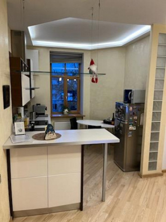 Izīrē 3 istabu dzīvokli centrā!  Dzīvoklis ir plašs un mājīgs - ar savu šarmu. Ienākot, Rīga - foto 2