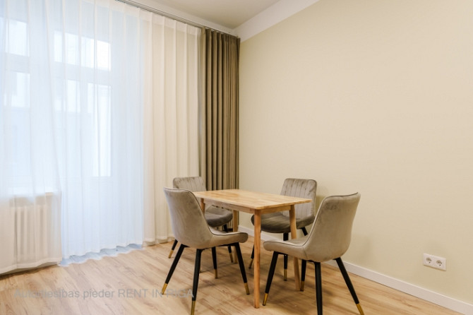 Studio dzīvoklis Rīgas Centrā ar Superīgu balkonu!  Dzīvoklis ietver dzīvojamo istabu, kas Rīga - foto 4