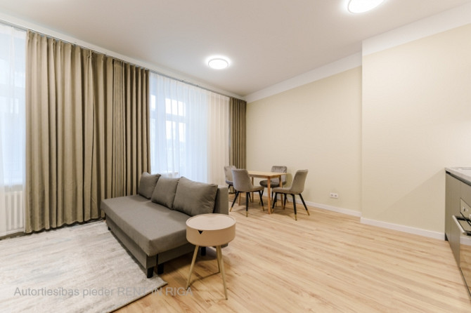 Studio dzīvoklis Rīgas Centrā ar Superīgu balkonu!  Dzīvoklis ietver dzīvojamo istabu, kas Rīga - foto 1