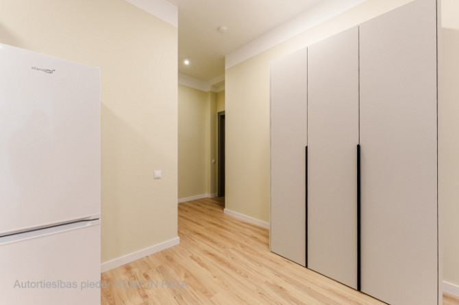 Studio dzīvoklis Rīgas Centrā ar Superīgu balkonu!  Dzīvoklis ietver dzīvojamo istabu, kas Rīga - foto 7