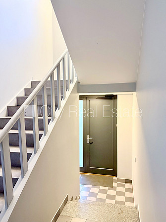 Здание во дворе, благоустроенный озеленённый двор, вход со двора, во дворе Рига - изображение 17