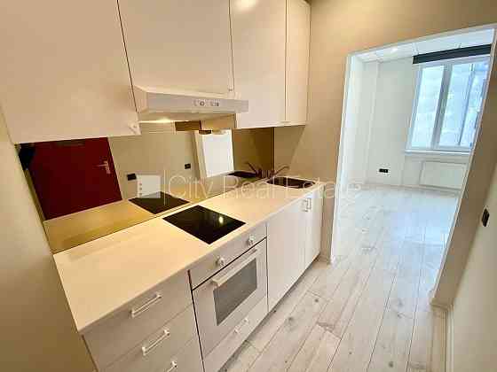 Новостройка, фасадный дом, закрытый двор, вход с улицы, лифт, лестничная клетка Рига