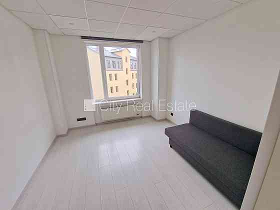 Новостройка, фасадный дом, закрытый двор, вход с улицы, лифт, лестничная клетка Рига