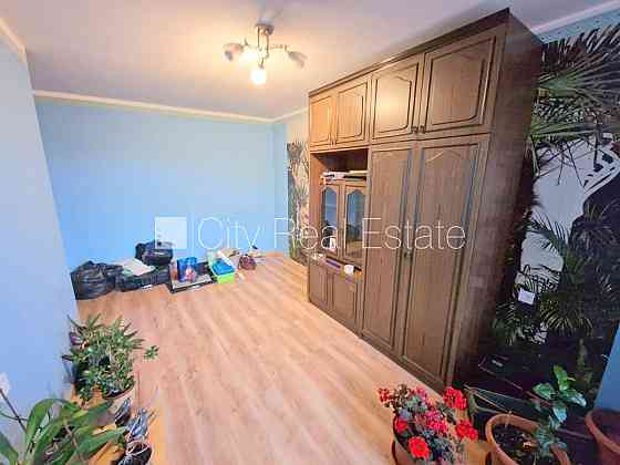 Здание во дворе, благоустроенная озеленённая территория, вход со двора, лоджия, Рига