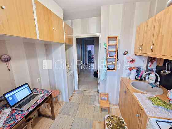 Здание во дворе, благоустроенная озеленённая территория, вход со двора, лоджия, Рига