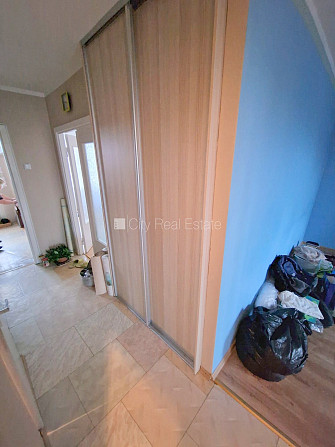 Здание во дворе, благоустроенная озеленённая территория, вход со двора, лоджия, Рига - изображение 8