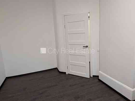 Дом во дворе, благоустроенная озеленённая территория, студио, кухня объединена с Рига