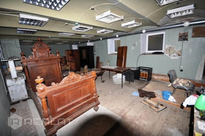 Lieliska un potenciāla vieta veikalam, restorānam vai cita veida komercdarbībai. Ēkai ir divi stāvi  Рига - изображение 12