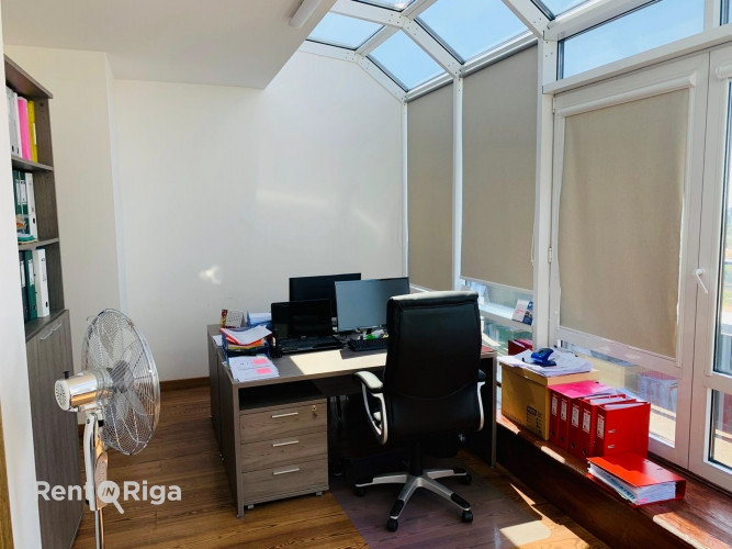 Ekskluzīvs divstāvu penthauss ar iespaidīgu panorāmas skatu uz Rīgu, projektā Duntes Ozoli. Rīga - foto 3