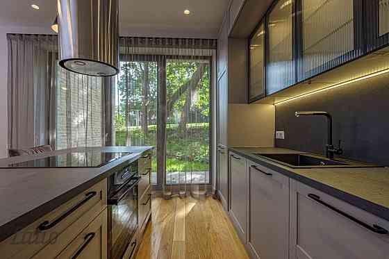 Izīrē miera oāzi - daļēji mēbelētu trīsstāvu rindu mājas vidējo sekciju jaunā mājā, zaļā apkārtnē To Rīga