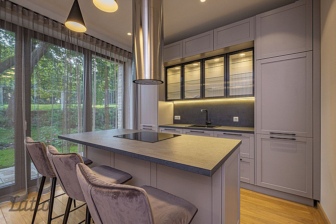 Izīrē miera oāzi - daļēji mēbelētu trīsstāvu rindu mājas vidējo sekciju jaunā mājā, Rīga - foto 1