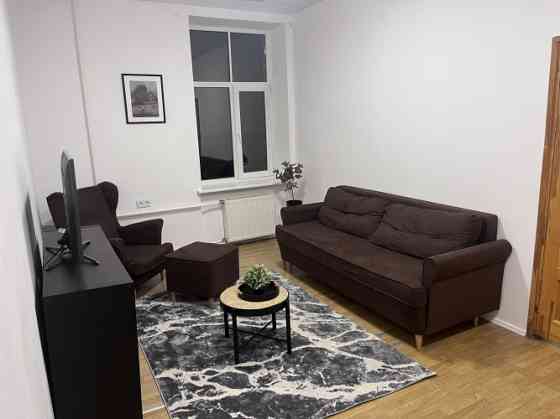 Izīrē gaišu un plašu dzīvokli Merķeļa ielā 8, pašā Rīgas centrā. Dzīvoklī ir divas izolētas guļamist Рига