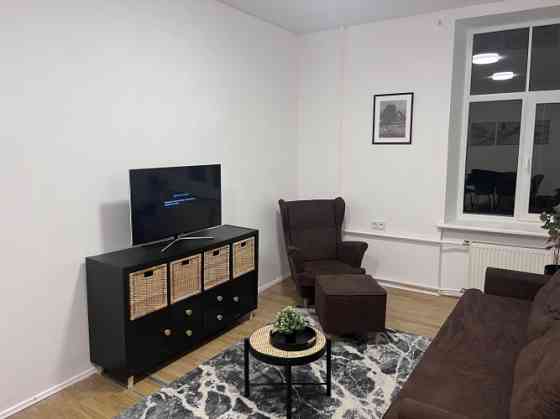 Izīrē gaišu un plašu dzīvokli Merķeļa ielā 8, pašā Rīgas centrā. Dzīvoklī ir divas izolētas guļamist Рига