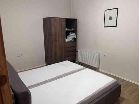 Izīrē gaišu un plašu dzīvokli Merķeļa ielā 8, pašā Rīgas centrā. Dzīvoklī ir divas izolētas guļamist Рига