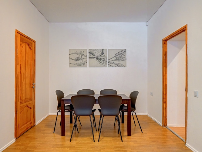 Izīrē gaišu un plašu dzīvokli Merķeļa ielā 8, pašā Rīgas centrā. Dzīvoklī ir divas Rīga - foto 14