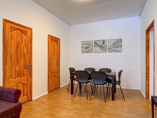 Izīrē gaišu un plašu dzīvokli Merķeļa ielā 8, pašā Rīgas centrā. Dzīvoklī ir divas Rīga - foto 13