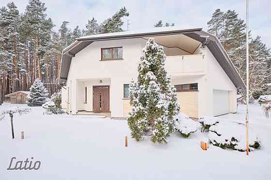Izīrē ilgtermiņā modernu māju ar dizaina remontu un sakoptu teritoriju.
Pirmais stāvs: priekšnams, v Юрмала