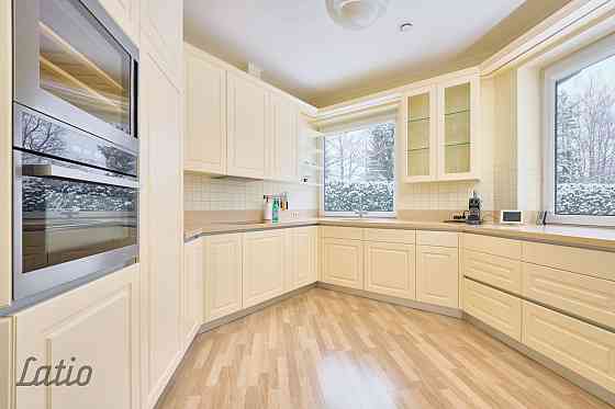 Izīrē ilgtermiņā modernu māju ar dizaina remontu un sakoptu teritoriju.
Pirmais stāvs: priekšnams, v Юрмала