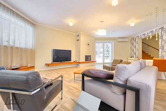 Izīrē ilgtermiņā modernu māju ar dizaina remontu un sakoptu teritoriju.
Pirmais stāvs: priekšnams, v Юрмала