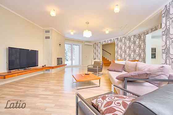 Izīrē ilgtermiņā modernu māju ar dizaina remontu un sakoptu teritoriju.
Pirmais stāvs: priekšnams, v Юрмала