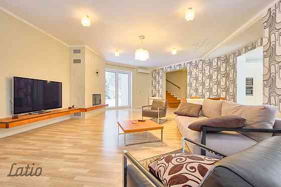 Izīrē ilgtermiņā modernu māju ar dizaina remontu un sakoptu teritoriju.
Pirmais stāvs: priekšnams, v Юрмала