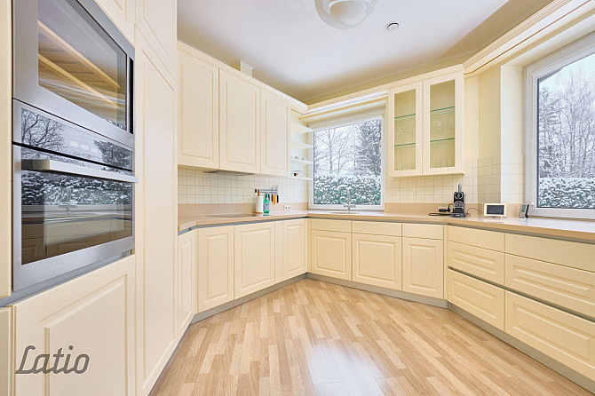 Izīrē ilgtermiņā modernu māju ar dizaina remontu un sakoptu teritoriju.
Pirmais stāvs: priekšnams, v Юрмала - изображение 5