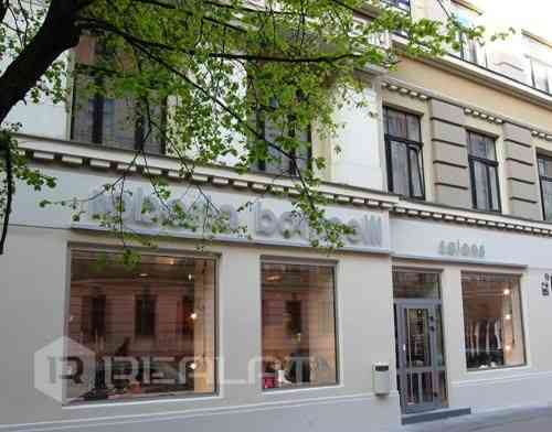 Tiek iznomātas telpas biznesa centrā, piemērotas ražošanai vai noliktavi, blakus atrodas ofisu telpa Rīga