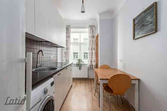 Divu izolētu istabu dzīvoklis 2017.gadā renovētā mūra namā, kas būvēts funkcionālisma stilā 1934.gad Rīga