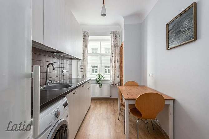 Divu izolētu istabu dzīvoklis 2017.gadā renovētā mūra namā, kas būvēts funkcionālisma Rīga - foto 1