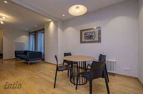 Izīrē miera oāzi - daļēji mēbelētu trīsstāvu rindu mājas vidējo sekciju jaunā mājā, zaļā apkārtnē To Rīga