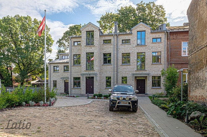 Izīrē miera oāzi - daļēji mēbelētu trīsstāvu rindu mājas vidējo sekciju jaunā mājā, Rīga - foto 1