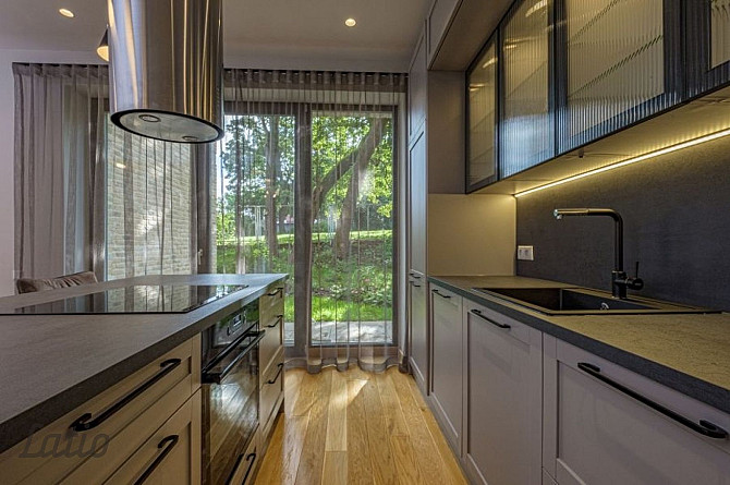 Izīrē miera oāzi - daļēji mēbelētu trīsstāvu rindu mājas vidējo sekciju jaunā mājā, Rīga - foto 3