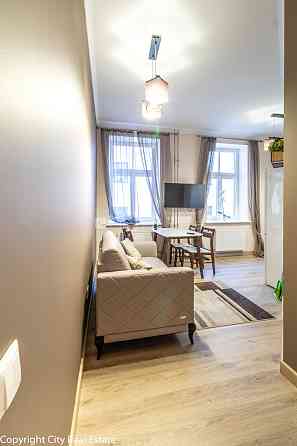 Фасадный дом, благоустроенная озеленённая территория, место для машины, Рига