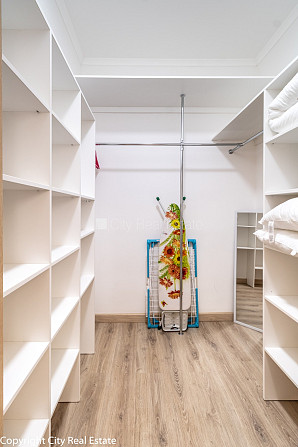 Фасадный дом, благоустроенная озеленённая территория, место для машины, Рига - изображение 12