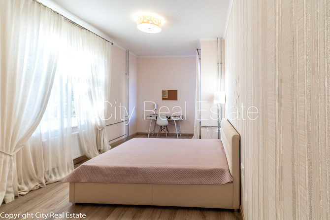 Фасадный дом, благоустроенная озеленённая территория, место для машины, Рига - изображение 10