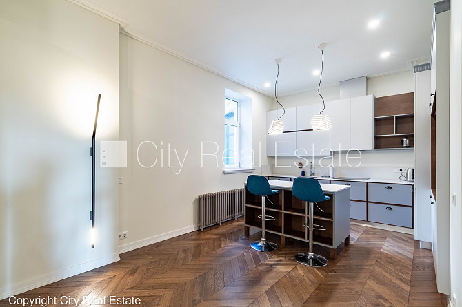 Фасадный дом, реновированный дом, вход с улицы, окна выходят на улицу, Рига - изображение 14