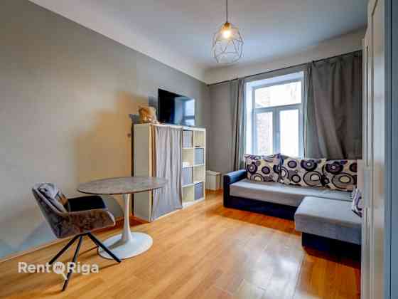 Apartment on Tallinas Street 36, near Tērbatas Street, located in a well-maintained pre-war building Rīga