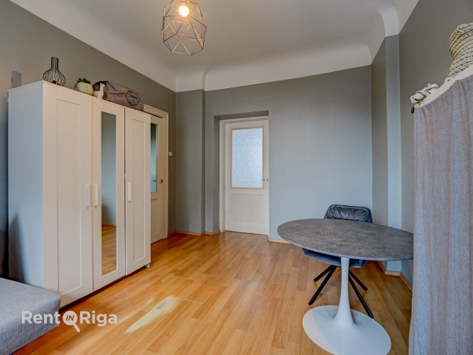 Dzīvoklis Tallinas ielā 36, pie Tērbatas ielas, sakārtotā un labi uzturētā pirmskara ēkā Rīga - foto 4