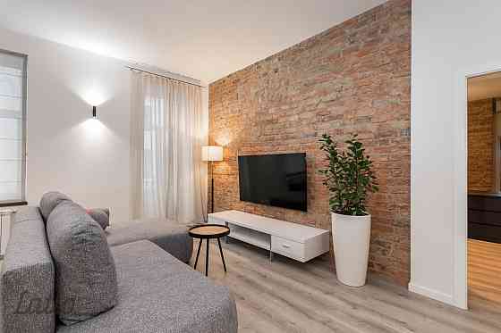 Izīrē divistabu  dzīvokli pilsētas klusajā centrā.
Dzīvoklī ir viesistaba apvienota kopā ar virtuvi, Рига