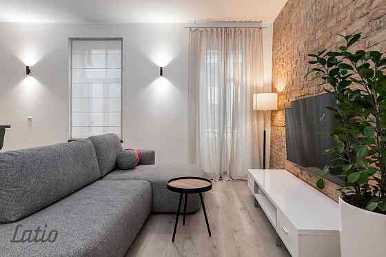 Izīrē divistabu  dzīvokli pilsētas klusajā centrā.
Dzīvoklī ir viesistaba apvienota kopā ar virtuvi, Рига