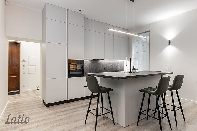 Izīrē divistabu  dzīvokli pilsētas klusajā centrā.
Dzīvoklī ir viesistaba apvienota kopā ar virtuvi, Рига - изображение 1