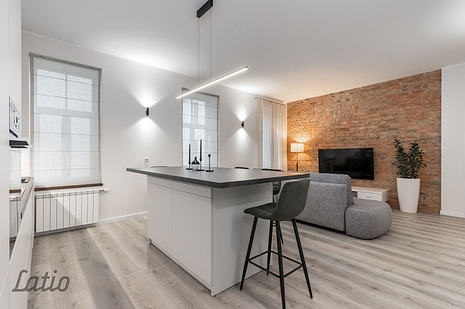 Izīrē divistabu  dzīvokli pilsētas klusajā centrā.
Dzīvoklī ir viesistaba apvienota kopā ar virtuvi, Рига - изображение 6