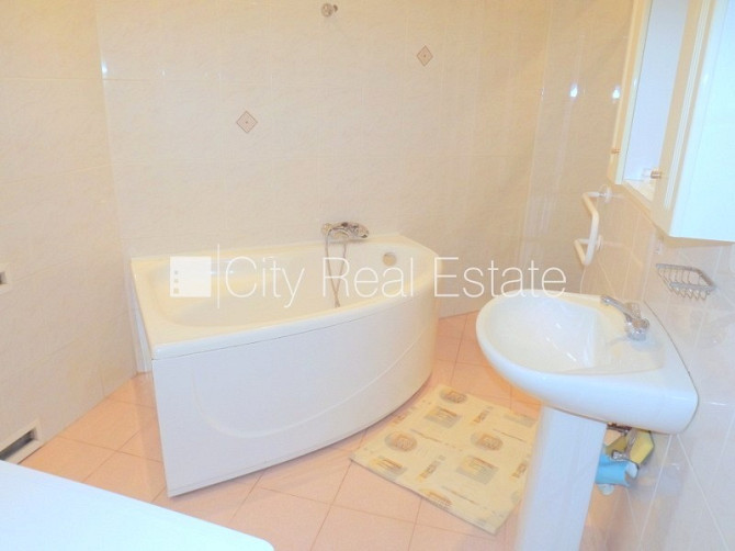 Здание во дворе, благоустроенная озеленённая территория, вход со двора, лоджия, Рига - изображение 11