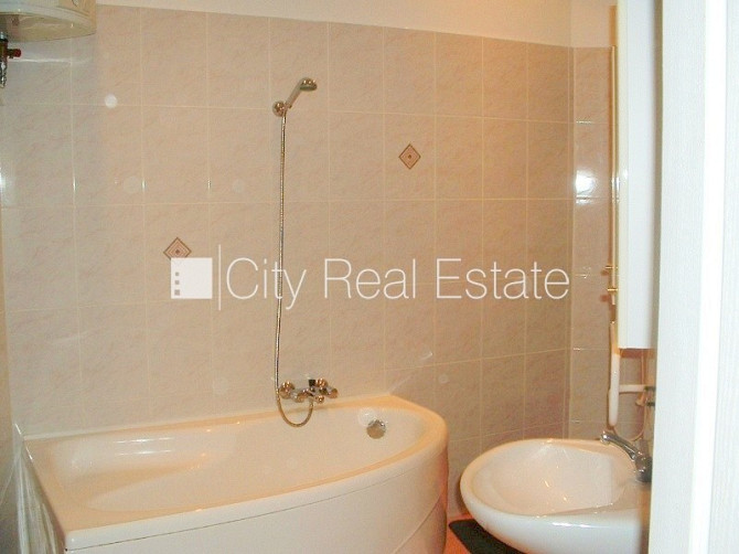 Здание во дворе, благоустроенная озеленённая территория, вход со двора, лоджия, Рига - изображение 12