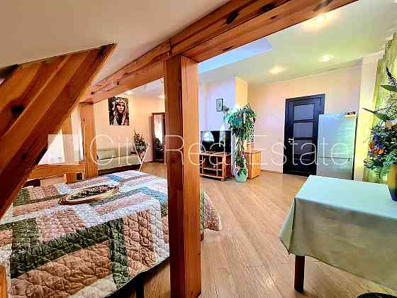 Фасадный дом, благоустроенный озеленённый двор, закрытый двор, территория Rīga