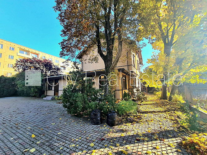 Fasādes māja, labiekārtots apzaļumots pagalms, slēgts pagalms, iežogota teritorija, maksas Rīga - foto 13