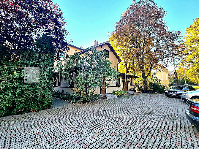 Fasādes māja, labiekārtots apzaļumots pagalms, slēgts pagalms, iežogota teritorija, maksas Rīga - foto 12