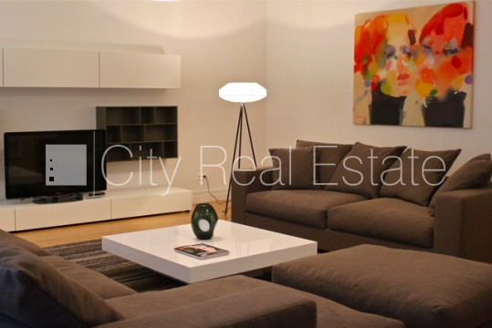 Здание во дворе, реновированный дом, вход со двора, лифт, окна выходят в обе Рига - изображение 8