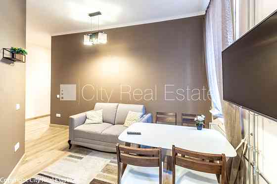 Фасадный дом, благоустроенная озеленённая территория, место для машины, Рига