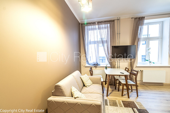 Фасадный дом, благоустроенная озеленённая территория, место для машины, Рига - изображение 4